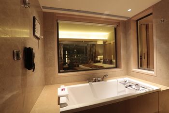 Deep Soaking Bathtub